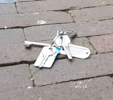 Sleutelbos gestolen uit een auto in Lent
